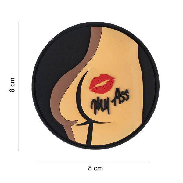 444190 7597 99 01 <p>Het 3D PVC embleem 'Kiss my ass' is een unieke toevoeging aan je militaire en outdoor uitrusting. Dit opvallende embleem is voorzien van klittenband aan de achterzijde, waardoor het eenvoudig op verschillende stoffen kan worden bevestigd. Met zijn humoristische ontwerp is het perfect voor het personaliseren van kleding, tassen of andere uitrusting. Versterk je stijl en maak een statement met dit veelzijdige embleem!</p>