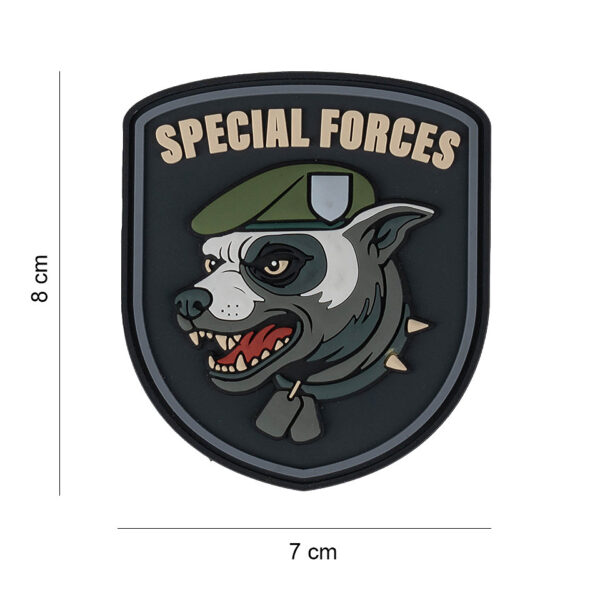 444190 7604 99 01 <p>Dit hoogwaardige 3D PVC embleem van de Special Forces Dogs is perfect voor de echte liefhebber van militaire uitrusting. Het embleem is voorzien van een stevige klittenband aan de achterzijde, waardoor het eenvoudig te bevestigen is op kleding of uitrusting. Voeg een unieke en stoere uitstraling toe aan je gear met dit karakteristieke embleem, ideaal voor zowel verzamelaars als actieve gebruikers.</p>