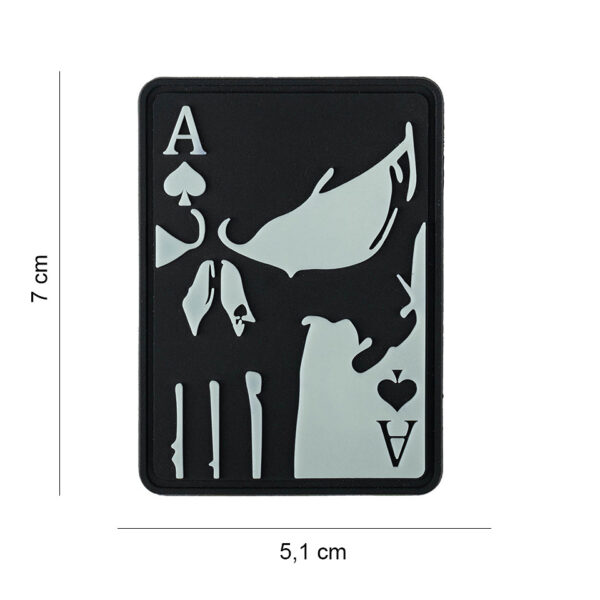 444190 7639 99 01 <p>Ontdek het unieke 3D PVC embleem 'Ace of Spades Punisher' dat oplicht in het donker. Dit embleem is voorzien van een stevige klittenband aan de achterzijde, waardoor het eenvoudig te bevestigen is op kleding of gear. Perfect voor militairen, outdoor liefhebbers en fans van een stoere uitstraling. Geef je uitrusting een persoonlijke touch met dit opvallende en functionele accessoire.</p>