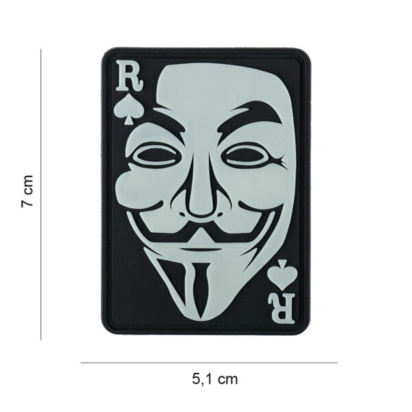 444190 7640 99 01 <p>Voeg een stoere touch toe aan je outfit met het 3D PVC Embleem 'Ace of Spades Anonymous' dat oplicht in het donker. Dit stijlvolle embleem is voorzien van een praktische klittenband achterzijde, waardoor je het eenvoudig op elke gewenste plek kunt bevestigen. Perfect voor zowel militaire als outdoor liefhebbers die een unieke uitstraling waarderen. Dit embleem is niet alleen een blikvanger, maar ook een veelzijdige toevoeging aan je uitrusting.</p>
