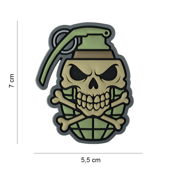 444190 7641 99 01 <p>Voeg een stoere touch toe aan je outfit met het Embleem 3D PVC Handgranaat skull and bones #8106. Dit hoogwaardige embleem is voorzien van klittenband aan de achterzijde, waardoor je het eenvoudig kunt bevestigen op kleding, tassen of andere uitrusting. Met zijn unieke ontwerp is het een perfecte accessoire voor liefhebbers van militaire en outdoor stijlen. Maak een statement en laat je persoonlijke stijl spreken met dit opvallende embleem.</p>