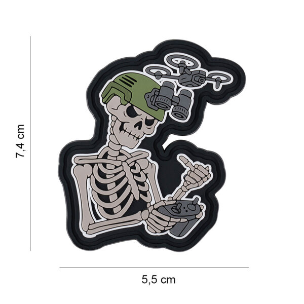 444190 7646 99 01 <p>Voeg een stoere uitstraling toe aan je uitrusting met het Embleem 3D PVC Drone Skull Operator Finger #7104. Dit hoogwaardige PVC-embleem is voorzien van klittenband aan de achterzijde, waardoor het eenvoudig te bevestigen is aan jassen, rugzakken of andere kledingstukken. Perfect voor militaire en outdoor liefhebbers die een unieke touch aan hun gear willen geven.</p>