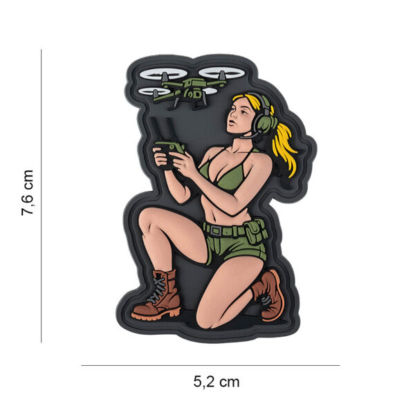 444190 7647 99 01 <p>Dit unieke 3D PVC embleem met de afbeelding van een blonde dronepiloot is een must-have voor elke outdoor- en militair liefhebber. Met klittenband aan de achterzijde is het eenvoudig te bevestigen aan kleding, tassen of gear. Een perfecte aanvulling voor je collectie of om je uitrusting een persoonlijke touch te geven. Voeg dit opvallende embleem toe aan je outfit en laat zien dat je een trotse dronepiloot bent!</p>