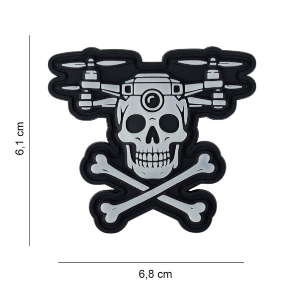 444190 7648 99 01 <p>Ontdek het unieke Embleem 3D PVC Drone Skull & Bones Glow in the Dark #8017, perfect voor militaire en outdoor liefhebbers. Dit opvallende embleem heeft een praktische klittenband achterzijde, waardoor het eenvoudig op kleding of uitrusting te bevestigen is. De glow in the dark functie zorgt ervoor dat het embleem in het donker opvalt, wat een extra dimensie toevoegt aan je outfit. Voeg een stoere touch toe aan je gear met dit veelzijdige en aantrekkelijke embleem.</p>