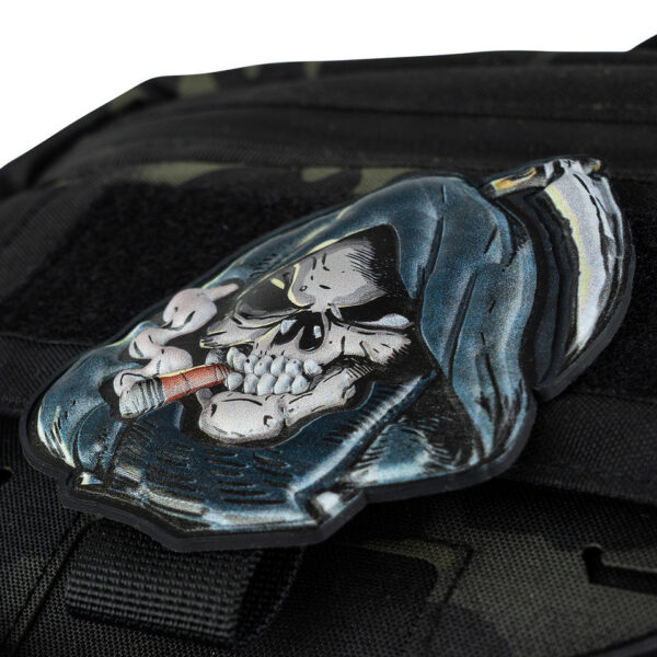444300 16005 99 02 <p>Ontdek het unieke Embleem 3D UV Skull Grim Reaper #8040, een opvallend accessoire voor elke outdoor- of militaire outfit. Dit hoogwaardige PVC-embleem is voorzien van een stevige klittenband aan de achterzijde, waardoor het eenvoudig te bevestigen is op kleding, tassen of andere uitrusting. Met zijn gedetailleerde ontwerp en duurzame afwerking is dit embleem niet alleen een stijlvolle toevoeging, maar ook perfect bestand tegen de elementen. Geef je gear een stoere uitstraling met dit indrukwekkende embleem.</p>