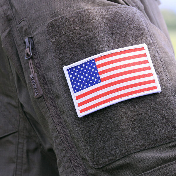 446100 10000 99 fine woven usa <p>Ontdek het fijn geweven embleem van de vlag van de Verenigde Staten, gemaakt van 100% stof met een praktische klittenband achterzijde. Dit embleem staat bekend om zijn gedetailleerde afwerking, wat het een perfecte aanvulling maakt voor uw militaire of outdoor uitrusting. Voeg een vleugje patriotisme toe aan uw gear met dit hoogwaardige embleem, ideaal voor op kleding of uitrusting.</p>