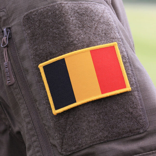 446100 10002 99 belgium fine woven <p>Het fijn geweven embleem van de Belgische vlag is vervaardigd uit 100% stof en biedt een hoge detaillering dankzij de fijne weving. Dit embleem is perfect voor het toevoegen van een herkenbaar en stijlvol accent aan uw militaire of outdoor uitrusting. Met zijn duurzame kwaliteit is het ideaal voor zowel persoonlijke als professionele toepassingen.</p>