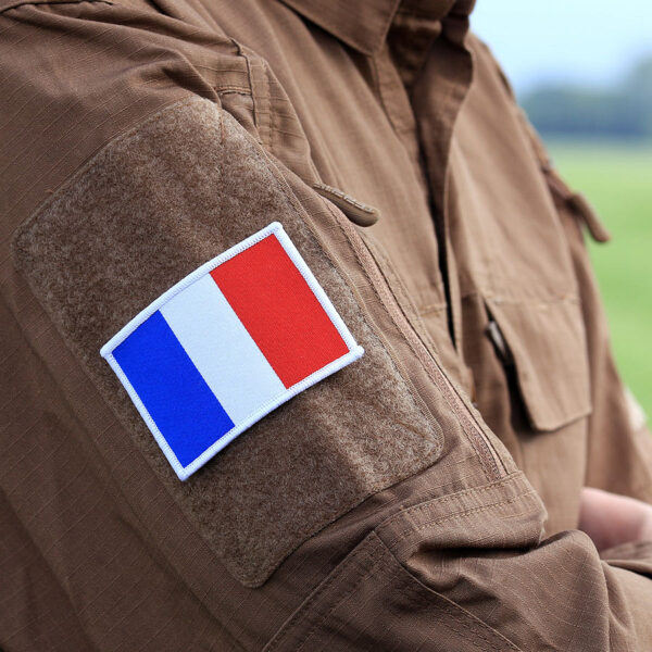 446100 10007 99 fine woven france <p>Ontdek ons fijn geweven embleem van de Franse vlag, vervaardigd uit 100% stof. Dit embleem is niet alleen een prachtig detail voor uw uitrusting, maar ook zeer gedetailleerd door de hoogwaardige weeftechniek. Dankzij de klittenband achterzijde is het eenvoudig aan te brengen en te verwijderen. Perfect voor militaire en outdoor liefhebbers die hun stijl willen personaliseren met een stukje Franse trots.</p>