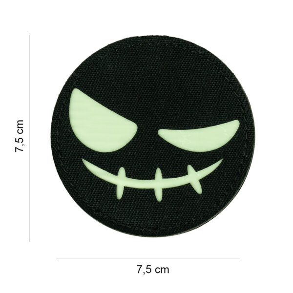446200 15009 99 01202 <p>Het Laser Cut Embleem stof Face evil smiley glow #4081 is een opvallend embleem met een sinistere glimlach, perfect voor het personaliseren van je uitrusting. Dit embleem is vervaardigd van hoogwaardig stof en beschikt over een klittenband aan de achterzijde, waardoor het eenvoudig te bevestigen is op jassen, tassen of andere uitrusting. Geef je militaire of outdoor gear een unieke uitstraling met dit creatieve en stoere embleem.</p>