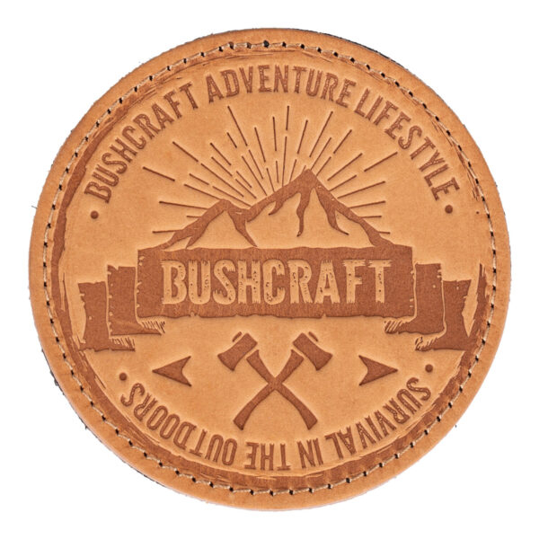 448100 12001 99 01 Het Embleem leer Bushcraft #15087 is een stoere lederen patch met een outdoor print, perfect om je jas of tas een unieke uitstraling te geven. Voorzien van een stevig klittenbandsysteem, is dit embleem eenvoudig te bevestigen en te verwijderen. De randen zijn stijlvol afgewerkt met een gestikte rand, wat bijdraagt aan de duurzaamheid en het uiterlijk. Maak je outdoor-uitrusting compleet met dit opvallende embleem!