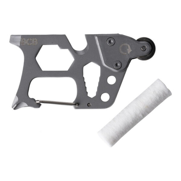 453218 99 01 De BCB Mini Tool 13 in 1 CM205 is een compacte en krachtige multitool, perfect voor outdoorliefhebbers. Met een gewicht van slechts 33 gram en afmetingen van 68,5 x 35 mm past deze lichtgewicht tool gemakkelijk in je uitrusting. Voorzien van een karabinerclip voor snelle toegang, een betrouwbare vuurstarter met vuursteenwiel en handige schroevendraaiers, biedt deze multitool veelzijdigheid en functionaliteit voor al je avonturen. Een onmisbare metgezel voor elke buitensporter.