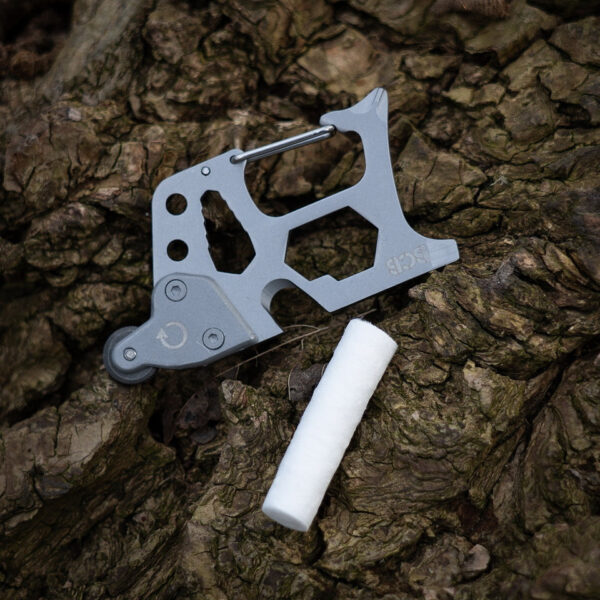 453218 99 03 De BCB Mini Tool 13 in 1 CM205 is een compacte en krachtige multitool, perfect voor outdoorliefhebbers. Met een gewicht van slechts 33 gram en afmetingen van 68,5 x 35 mm past deze lichtgewicht tool gemakkelijk in je uitrusting. Voorzien van een karabinerclip voor snelle toegang, een betrouwbare vuurstarter met vuursteenwiel en handige schroevendraaiers, biedt deze multitool veelzijdigheid en functionaliteit voor al je avonturen. Een onmisbare metgezel voor elke buitensporter.