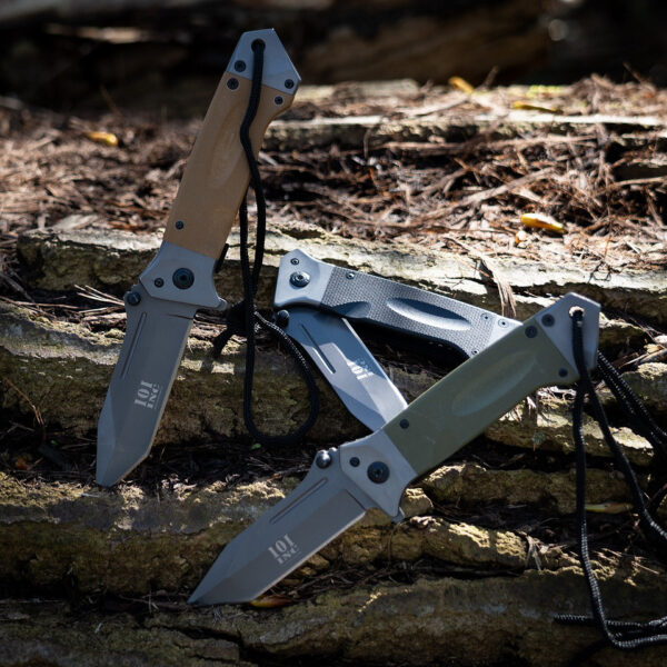 457250 11 04 1 Ontdek de Folding Knife Heavy DA35, een stevig en betrouwbaar zakmes ideaal voor zwaardere toepassingen zoals bushcraft en kamperen. Met een totale lengte van 22 cm en een lemmet van 9,5 cm biedt dit mes een robuuste constructie en een tactische zwarte afwerking. Het mes is voorzien van een geïntegreerde clip en een bevestigingsoog aan het heft, zodat je het eenvoudig aan een krekkoord of touw kunt bevestigen. Perfect voor dagelijks gebruik en avontuurlijke uitjes.