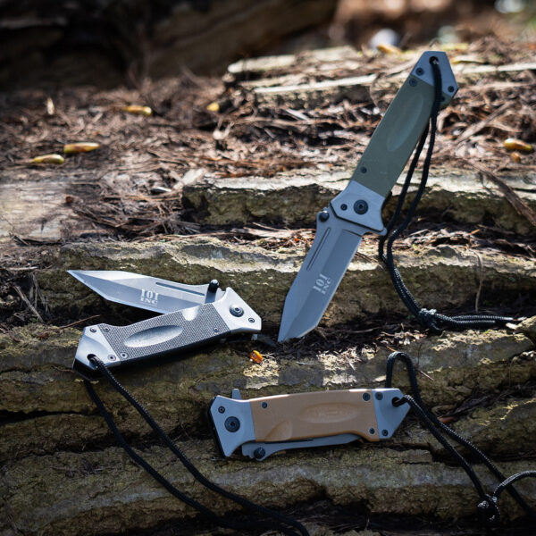 457250 11 05 1 Ontdek de Folding Knife Heavy DA35, een stevig en betrouwbaar zakmes ideaal voor zwaardere toepassingen zoals bushcraft en kamperen. Met een totale lengte van 22 cm en een lemmet van 9,5 cm biedt dit mes een robuuste constructie en een tactische zwarte afwerking. Het mes is voorzien van een geïntegreerde clip en een bevestigingsoog aan het heft, zodat je het eenvoudig aan een krekkoord of touw kunt bevestigen. Perfect voor dagelijks gebruik en avontuurlijke uitjes.