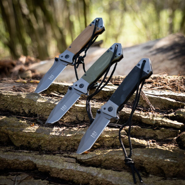 457250 11 06 1 Ontdek de Folding Knife Heavy DA35, een stevig en betrouwbaar zakmes ideaal voor zwaardere toepassingen zoals bushcraft en kamperen. Met een totale lengte van 22 cm en een lemmet van 9,5 cm biedt dit mes een robuuste constructie en een tactische zwarte afwerking. Het mes is voorzien van een geïntegreerde clip en een bevestigingsoog aan het heft, zodat je het eenvoudig aan een krekkoord of touw kunt bevestigen. Perfect voor dagelijks gebruik en avontuurlijke uitjes.
