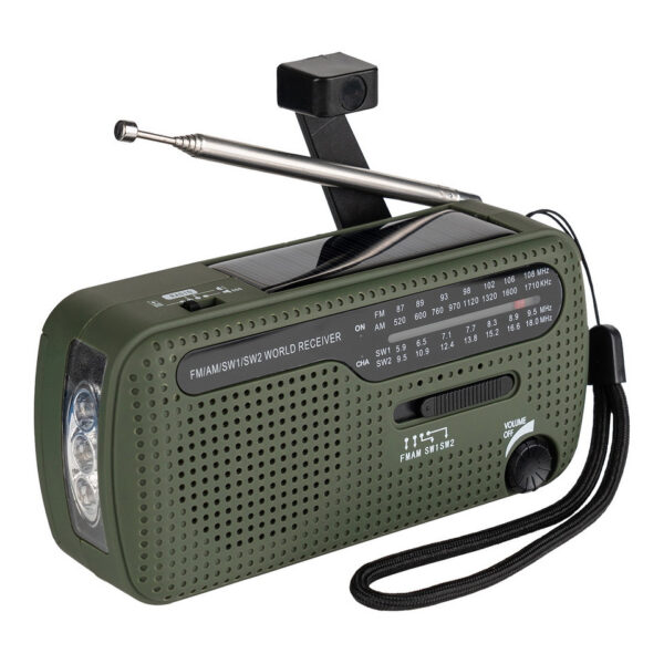 464601 11 01 De Fosco Survival Radio is een multifunctionele noodradio die perfect is voor survival, outdoor en noodsituaties. Met frequenties voor FM, AM, SW1 en SW2 blijf je altijd op de hoogte van nieuws en waarschuwingen, zelfs in afgelegen gebieden. Deze radio is oplaadbaar via zonne-energie of een dynamo, en beschikt over een krachtige LED-zaklamp voor verlichting in het donker. Compact, draagbaar en gemaakt voor intensief buitengebruik, is deze radio een onmisbaar item voor preppers, bushcrafters en outdoor liefhebbers.