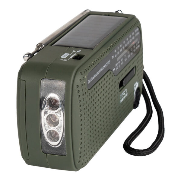 464601 11 02 De Fosco Survival Radio is een multifunctionele noodradio die perfect is voor survival, outdoor en noodsituaties. Met frequenties voor FM, AM, SW1 en SW2 blijf je altijd op de hoogte van nieuws en waarschuwingen, zelfs in afgelegen gebieden. Deze radio is oplaadbaar via zonne-energie of een dynamo, en beschikt over een krachtige LED-zaklamp voor verlichting in het donker. Compact, draagbaar en gemaakt voor intensief buitengebruik, is deze radio een onmisbaar item voor preppers, bushcrafters en outdoor liefhebbers.