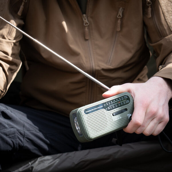 464601 11 05 De Fosco Survival Radio is een multifunctionele noodradio die perfect is voor survival, outdoor en noodsituaties. Met frequenties voor FM, AM, SW1 en SW2 blijf je altijd op de hoogte van nieuws en waarschuwingen, zelfs in afgelegen gebieden. Deze radio is oplaadbaar via zonne-energie of een dynamo, en beschikt over een krachtige LED-zaklamp voor verlichting in het donker. Compact, draagbaar en gemaakt voor intensief buitengebruik, is deze radio een onmisbaar item voor preppers, bushcrafters en outdoor liefhebbers.