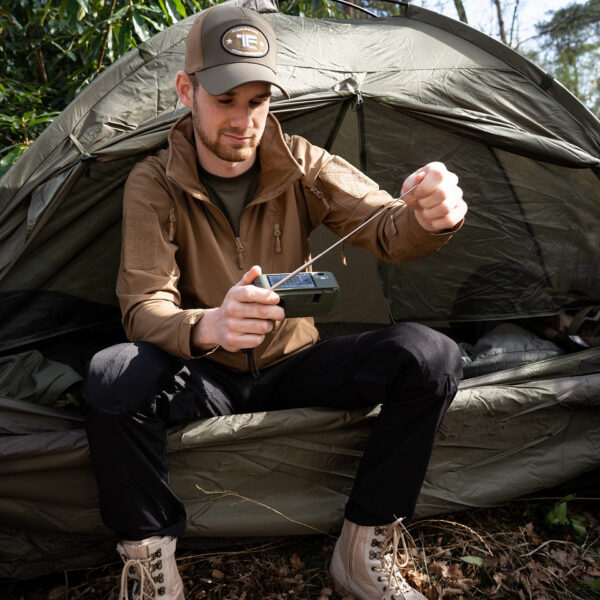 464601 11 06 De Fosco Survival Radio is een multifunctionele noodradio die perfect is voor survival, outdoor en noodsituaties. Met frequenties voor FM, AM, SW1 en SW2 blijf je altijd op de hoogte van nieuws en waarschuwingen, zelfs in afgelegen gebieden. Deze radio is oplaadbaar via zonne-energie of een dynamo, en beschikt over een krachtige LED-zaklamp voor verlichting in het donker. Compact, draagbaar en gemaakt voor intensief buitengebruik, is deze radio een onmisbaar item voor preppers, bushcrafters en outdoor liefhebbers.