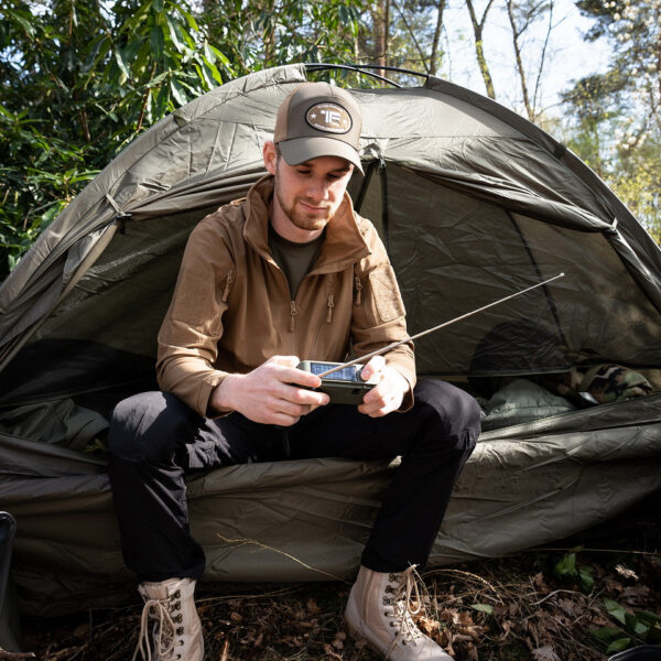 464601 11 07 De Fosco Survival Radio is een multifunctionele noodradio die perfect is voor survival, outdoor en noodsituaties. Met frequenties voor FM, AM, SW1 en SW2 blijf je altijd op de hoogte van nieuws en waarschuwingen, zelfs in afgelegen gebieden. Deze radio is oplaadbaar via zonne-energie of een dynamo, en beschikt over een krachtige LED-zaklamp voor verlichting in het donker. Compact, draagbaar en gemaakt voor intensief buitengebruik, is deze radio een onmisbaar item voor preppers, bushcrafters en outdoor liefhebbers.
