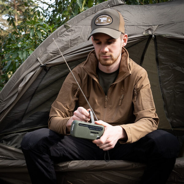 464601 11 08 De Fosco Survival Radio is een multifunctionele noodradio die perfect is voor survival, outdoor en noodsituaties. Met frequenties voor FM, AM, SW1 en SW2 blijf je altijd op de hoogte van nieuws en waarschuwingen, zelfs in afgelegen gebieden. Deze radio is oplaadbaar via zonne-energie of een dynamo, en beschikt over een krachtige LED-zaklamp voor verlichting in het donker. Compact, draagbaar en gemaakt voor intensief buitengebruik, is deze radio een onmisbaar item voor preppers, bushcrafters en outdoor liefhebbers.