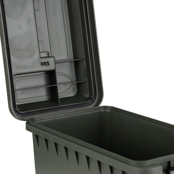 465202 11 07 1 <p>De Plastic Munitie Box .50 Cal is de ideale oplossing voor het veilig en georganiseerd opslaan van je airsoft uitrusting, munitie, visspullen, elektronica en camera accessoires. Met een veelzijdig en duurzaam ontwerp, vervaardigd uit een sterke kunststof mix, biedt deze box een stevig handvat en een deksel met afdichting voor optimale bescherming. Het stapelbare ontwerp maakt het eenvoudig om meerdere boxen te bewaren, terwijl de afmetingen van 35,6 x 19,4 x 22,4 cm perfect zijn voor elk avontuur.</p>