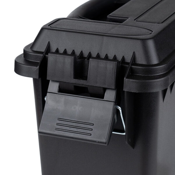 465202 13 06 1 <p>De Plastic Munitie Box .50 Cal is de ideale oplossing voor het veilig en georganiseerd opslaan van je airsoft uitrusting, munitie, visspullen, elektronica en camera accessoires. Met een veelzijdig en duurzaam ontwerp, vervaardigd uit een sterke kunststof mix, biedt deze box een stevig handvat en een deksel met afdichting voor optimale bescherming. Het stapelbare ontwerp maakt het eenvoudig om meerdere boxen te bewaren, terwijl de afmetingen van 35,6 x 19,4 x 22,4 cm perfect zijn voor elk avontuur.</p>