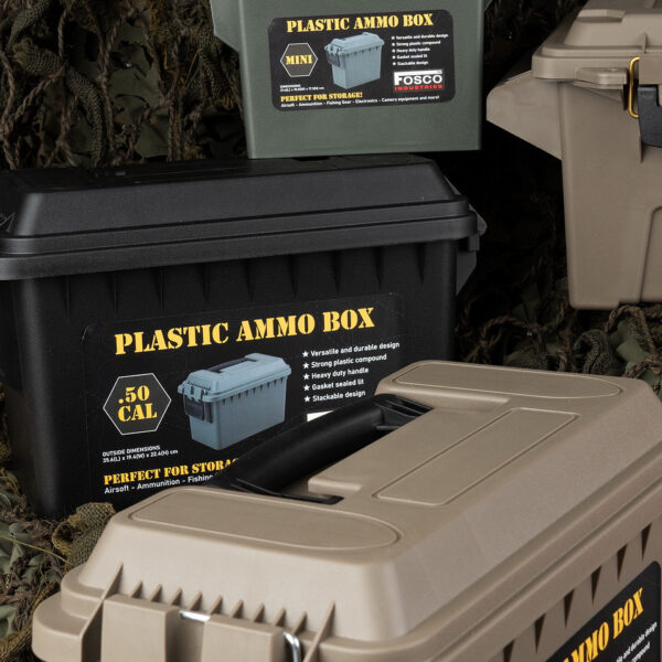 465202 13 07 1 <p>De Plastic Munitie Box .50 Cal is de ideale oplossing voor het veilig en georganiseerd opslaan van je airsoft uitrusting, munitie, visspullen, elektronica en camera accessoires. Met een veelzijdig en duurzaam ontwerp, vervaardigd uit een sterke kunststof mix, biedt deze box een stevig handvat en een deksel met afdichting voor optimale bescherming. Het stapelbare ontwerp maakt het eenvoudig om meerdere boxen te bewaren, terwijl de afmetingen van 35,6 x 19,4 x 22,4 cm perfect zijn voor elk avontuur.</p>