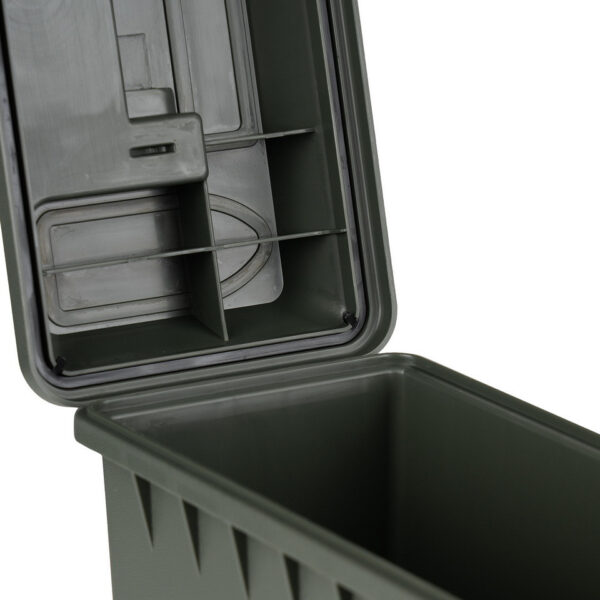 465203 11 06 1 <p>De Plastic Munitie Box .30 Cal is de ideale oplossing voor het veilig opslaan van je airsoft uitrusting, munitie, visspullen, elektronica en camera accessoires. Met een veelzijdig en duurzaam ontwerp, gemaakt van een sterke kunststof mix, biedt deze box een stevig handvat en een deksel met afdichting voor optimale bescherming. Het stapelbare ontwerp maakt het eenvoudig om je uitrusting georganiseerd en toegankelijk te houden. Met afmetingen van 29,2 cm (lengte) x 13,3 cm (breedte) x 18,4 cm (hoogte) is deze box perfect voor elke outdoor avonturier.</p>
