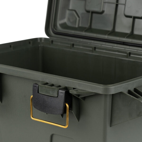 465204 11 08 1 <p>De Plastic Munitie/Utility Box Compact is de perfecte oplossing voor het veilig en georganiseerd opslaan van je airsoft uitrusting, munitie, visspullen, elektronica en camera accessoires. Met een veelzijdig en duurzaam ontwerp, gemaakt van sterke kunststof, biedt deze box een stevig handvat en een deksel met afdichting voor optimale bescherming. Dankzij het stapelbare ontwerp bespaar je ruimte en blijft alles netjes op orde. Afmetingen: 46,7 cm lang, 30,8 cm breed en 21,0 cm hoog.</p>