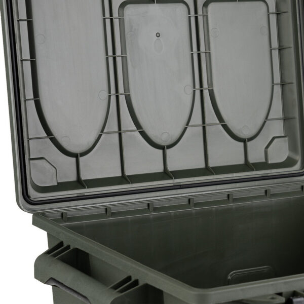 465205 11 07 <p>De plastic munitie/utility box large is de perfecte oplossing voor het veilig en georganiseerd opslaan van al je outdoor benodigdheden, zoals airsoft uitrusting, munitie, visspullen, elektronica en camera accessoires. Met een veelzijdig en duurzaam ontwerp, gemaakt van een sterke kunststof mix, is deze box voorzien van een stevig handvat en een deksel met afdichting. Bovendien is het stapelbare ontwerp ideaal voor efficiënt gebruik van ruimte. Afmetingen: 49,5 cm x 44,1 cm x 21 cm. Verkrijgbaar in groen.</p>