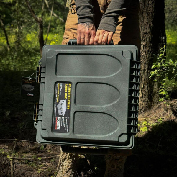 465205 11 10 <p>De plastic munitie/utility box large is de perfecte oplossing voor het veilig en georganiseerd opslaan van al je outdoor benodigdheden, zoals airsoft uitrusting, munitie, visspullen, elektronica en camera accessoires. Met een veelzijdig en duurzaam ontwerp, gemaakt van een sterke kunststof mix, is deze box voorzien van een stevig handvat en een deksel met afdichting. Bovendien is het stapelbare ontwerp ideaal voor efficiënt gebruik van ruimte. Afmetingen: 49,5 cm x 44,1 cm x 21 cm. Verkrijgbaar in groen.</p>