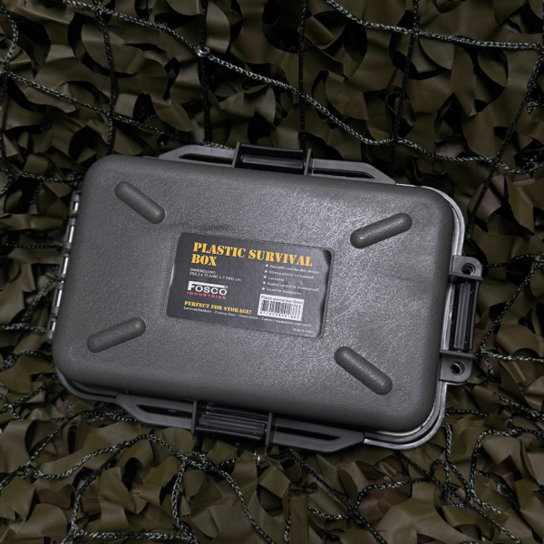 465210 11 465210 11 01 1 De Fosco Industries kunststof survivalbox is de ideale oplossing voor het opslaan van uw outdoor- en survivaluitrusting. Gemaakt van stevig en duurzaam kunststof, biedt deze waterdichte box met afdichting optimale bescherming tegen vocht. Dankzij het afsluitbare deksel en de handzame afmetingen van 25 x 17,5 x 7,9 cm is het gemakkelijk om de box in uw rugzak te vervoeren. Perfect voor visgerei, elektronica, camera-apparatuur en andere essentiële benodigdheden tijdens al uw avonturen in de natuur.