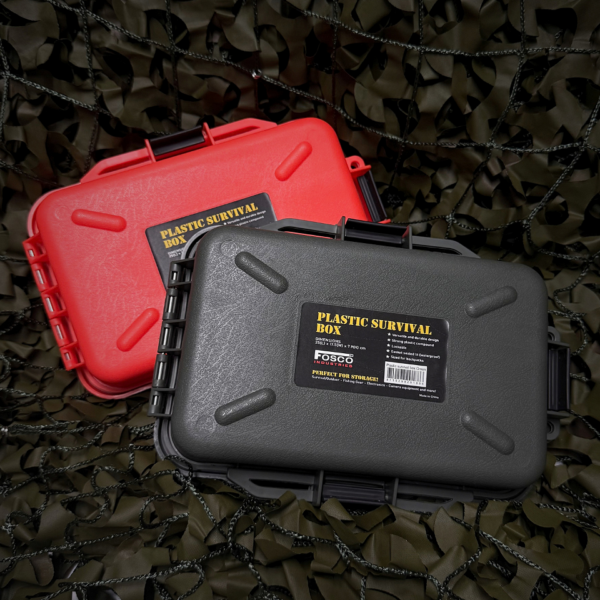 465210 11 465210 11 02 1 De Fosco Industries kunststof survivalbox is de ideale oplossing voor het opslaan van uw outdoor- en survivaluitrusting. Gemaakt van stevig en duurzaam kunststof, biedt deze waterdichte box met afdichting optimale bescherming tegen vocht. Dankzij het afsluitbare deksel en de handzame afmetingen van 25 x 17,5 x 7,9 cm is het gemakkelijk om de box in uw rugzak te vervoeren. Perfect voor visgerei, elektronica, camera-apparatuur en andere essentiële benodigdheden tijdens al uw avonturen in de natuur.