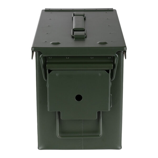 465308 11 04 De 50 Cal. munitiekist is de ideale oplossing voor het veilig opbergen van airsoft materiaal, munitie, hengelsportartikelen en meer. Met een robuuste stalen constructie en zware handgrepen is deze kist zowel veelzijdig als duurzaam. Het deksel is voorzien van een pakking voor extra bescherming, en het stapelbare ontwerp maakt het eenvoudig om meerdere kisten te organiseren. Met buitenafmetingen van 30,2 cm x 15,4 cm x 18,7 cm en binnenafmetingen van 27,9 cm x 14,3 cm x 17,8 cm, is deze kist een must-have voor elke outdoor liefhebber.