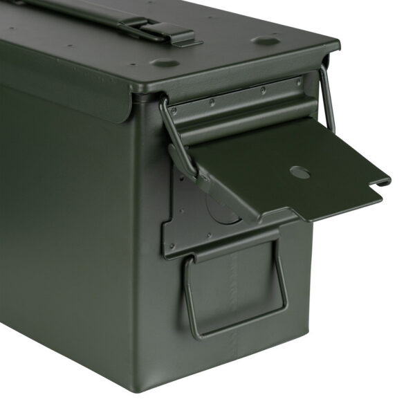 465308 11 05 De 50 Cal. munitiekist is de ideale oplossing voor het veilig opbergen van airsoft materiaal, munitie, hengelsportartikelen en meer. Met een robuuste stalen constructie en zware handgrepen is deze kist zowel veelzijdig als duurzaam. Het deksel is voorzien van een pakking voor extra bescherming, en het stapelbare ontwerp maakt het eenvoudig om meerdere kisten te organiseren. Met buitenafmetingen van 30,2 cm x 15,4 cm x 18,7 cm en binnenafmetingen van 27,9 cm x 14,3 cm x 17,8 cm, is deze kist een must-have voor elke outdoor liefhebber.