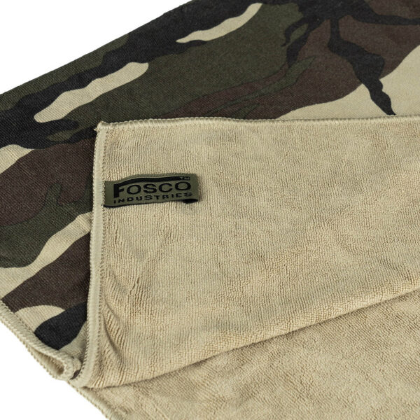469024 51 03 De microvezel camouflage handdoek van 100 x 50 cm is de perfecte metgezel voor al je outdoor avonturen. Gemaakt van een hoogwaardige mix van polyester en polyamide is deze handdoek sneldrogend, lichtgewicht en zeer absorberend. Dankzij het compacte formaat en de meegeleverde opbergcase met ventilatiegaatjes is hij eenvoudig mee te nemen. Ideaal voor sport, reizen of andere buitenactiviteiten.