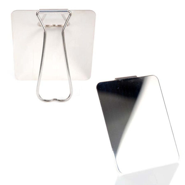 469122 16 01 Ontdek de handige opvouwbare spiegel uit Italië, ideaal voor onderweg. Met een compacte afmeting van 12 x 9 cm past deze stijlvolle zilver/chrome spiegel eenvoudig in je tas. Perfect voor een snelle controle van je uiterlijk, of het nu voor een outdoor avontuur is of dagelijks gebruik. Deze praktische spiegel is een onmisbare accessoire voor elke avontuurlijke geest.