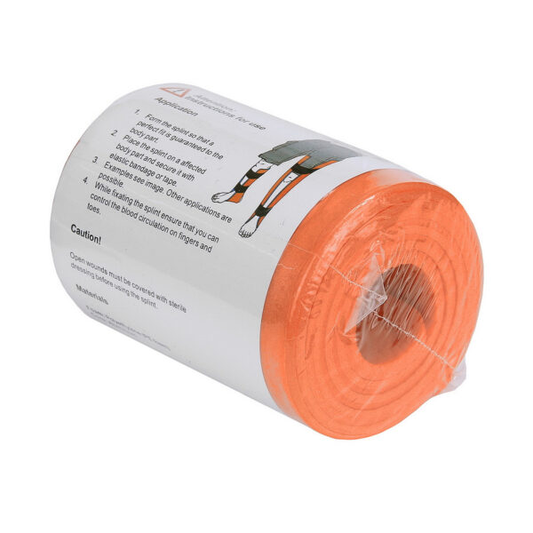469468 20 03 De BCB Flexibele spalk RY273 is een lichtgewicht en kneedbare spalk, vervaardigd uit schuim met gesloten cellen. Dit maakt de spalk compact, veelzijdig en flexibel, ideaal voor het ondersteunen van gebroken of verstuikte ledematen. Perfect voor EHBO-koffers, veldtrainingen en expedities, maar ook handig om thuis, op de sportclub of in de auto te hebben. Met een opgerolde afmeting van 11 x 8 cm en een lengte van 91 cm in open toestand, weegt deze spalk slechts 140 g.