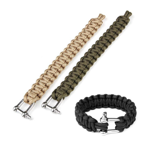 469557 11 01 1 De Paracord Iron Buckle K2020 is een robuuste en multifunctionele paracord armband van 23 cm, perfect voor outdoor- en noodsituaties. Dankzij de sterke ijzeren buckle is de armband extra stevig en kan het paracord snel losgemaakt worden voor direct gebruik als touw. Ideaal voor kamperen, survival en hiking, biedt deze armband de perfecte combinatie van functionaliteit en comfort, vervaardigd uit 100% nylon.